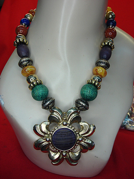 Vintage Gold Tone Graduated Bead Necklace w/ Pendant | Statement Jewelry