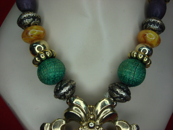 Vintage Gold Tone Graduated Bead Necklace w/ Pendant | Statement Jewelry