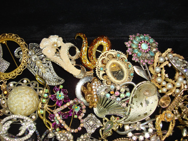 Vintage & Antique Costume Pin Collection (175+ Pieces) - 40 Years of Collecting